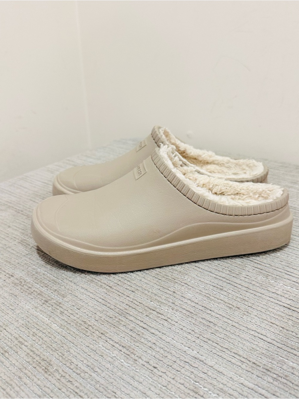 Hunter In/Out Bloom Algae Foam Insulated Clogs Mules Beige Fleece Lined Size 6